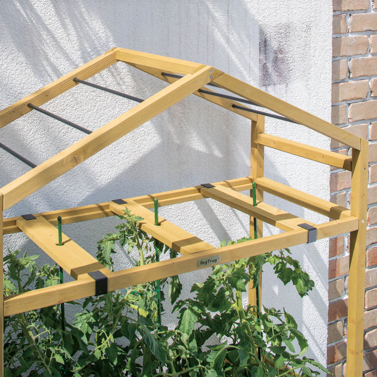 Massive Eckverbindungen und Standfüße des VegTrug Gewächshauses für sicheren Stand auf Terrasse oder Balkon