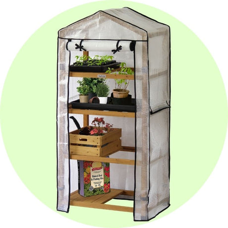 Platzsparendes VegTrug Anzuchtregal aus Holz mit vier Ebenen und Gitternetz-Abdeckhaube für die geschützte Aufzucht von Jungpflanzen und Kräutern