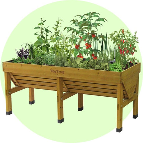 Ergonomisches VegTrug Hochbeet aus Holz mit V-förmigem Design bepflanzt mit Tomaten, Paprika und Salaten für Balkon und Terrasse