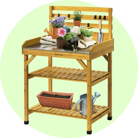 Ergonomischer VegTrug Pflanztisch aus Holz mit verzinkter Arbeitsfläche, praktischen Ablagefächern und Hakenleiste für komfortables Umtopfen im Garten oder auf der Terrasse