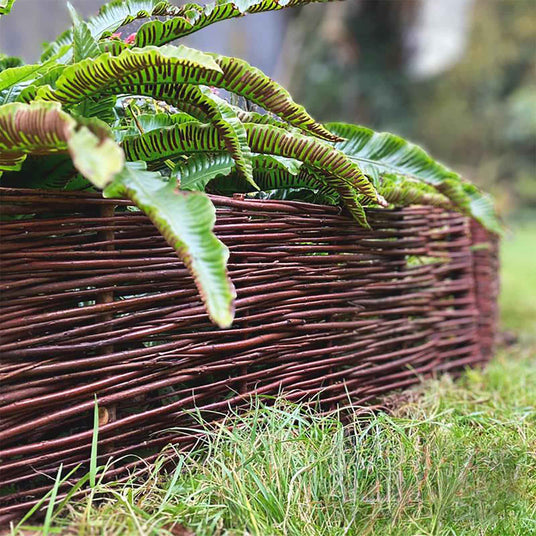 Weidensteckzaun von NOOR aus natürlichen Weidenstäben, 120 cm langes Flechtzaun-Element zur Beetbegrenzung im Garten.