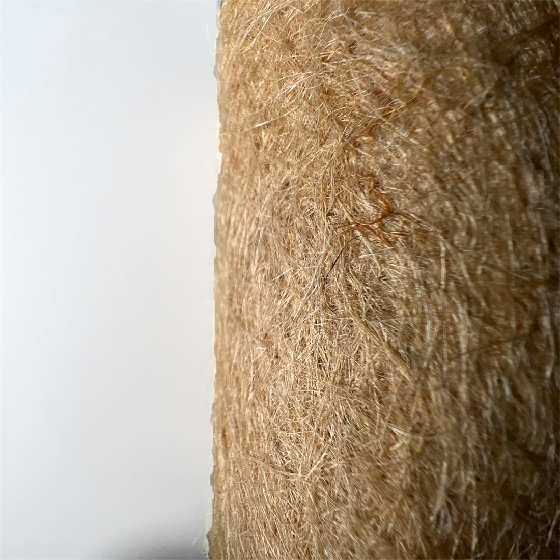 Nahaufnahme der dichten, isolierenden Fasern des Jutevlieses zum Schutz vor Frost und Kälte