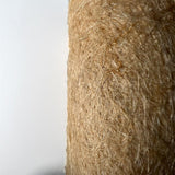 Nahaufnahme der dichten, isolierenden Fasern des Jutevlieses zum Schutz vor Frost und Kälte